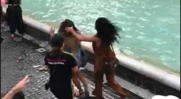 Maxi rissa per un selfie a Fontana di Trevi: schiaffi e pugni tra due famiglie di turisti FOTO