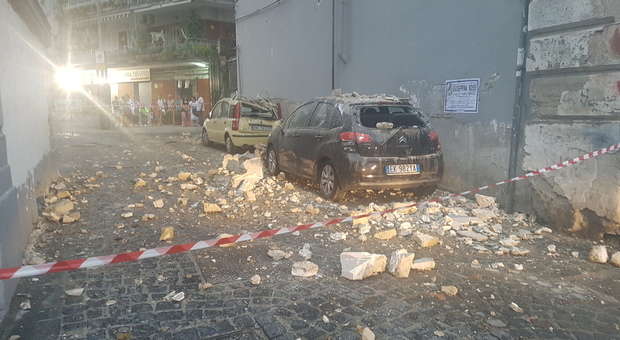 Napoli cade a pezzi: crolla cornicione di un palazzo e distrugge due auto