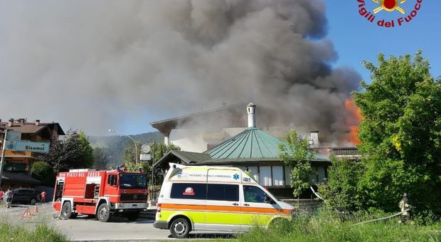 Un'immagine dell'incendio in corso a Gallio