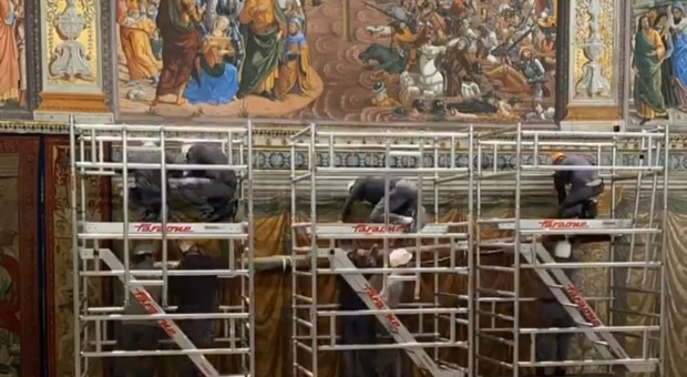 Gli arazzi di Raffaello spostati nella Cappella Sistina, il Papa all'oscuro dei rischi