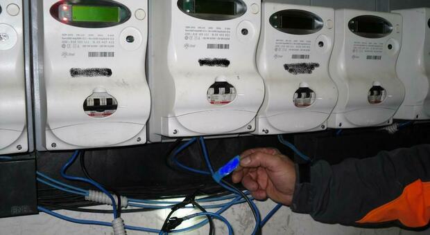 Furti di energia elettrica nel Napoletano, scatta il blitz: tre persone denunciate
