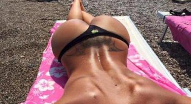 In topless al mare, mostra il suo sexy lato B: ​la ex gieffina fa impazzire Instagram