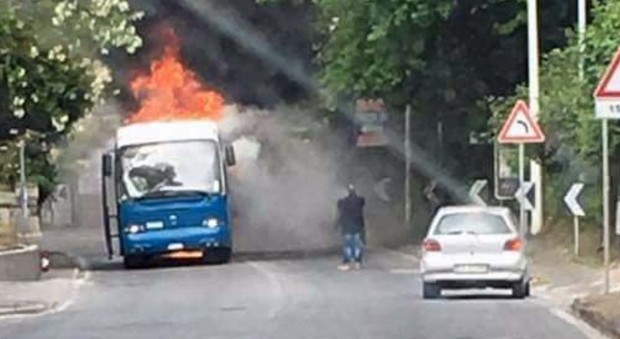 Bus in fiamme, paura ai Castelli un altro mezzo Cotral distrutto
