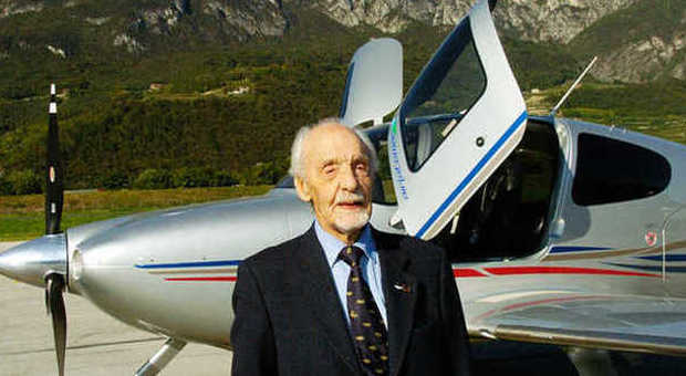 Rinnova il brevetto aereo a 100 anni: «Volo solo con il sole»