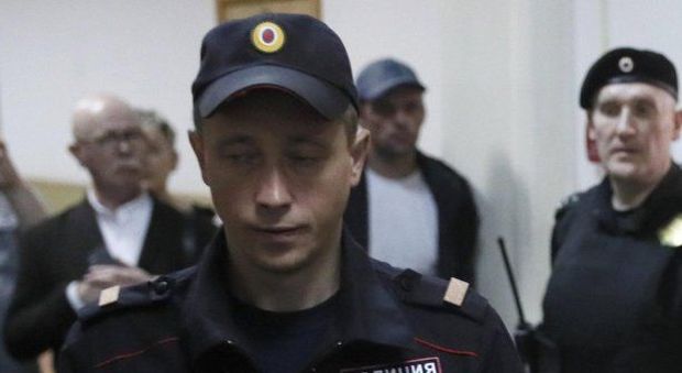 Russia, sparatoria in tribunale: gang a processo strappa le pistole agli agenti di scorta. Almeno 3 morti