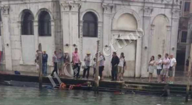 Gondola affonda a Rialto, l'onda creata da un'idroambulanza in corsa