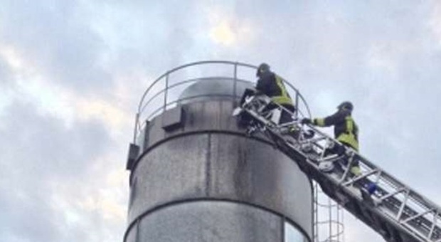 Scatta l'incendio nel silos di segatura: arrivano tre automezzi dei pompieri