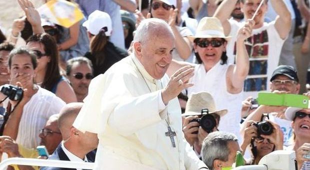 Papa Francesco a Campobasso: «Non portare il pane a casa toglie la dignità»