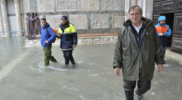 Danni per l'acqua alta: il sindaco Brugnaro spiega come ottenere i rimborsi