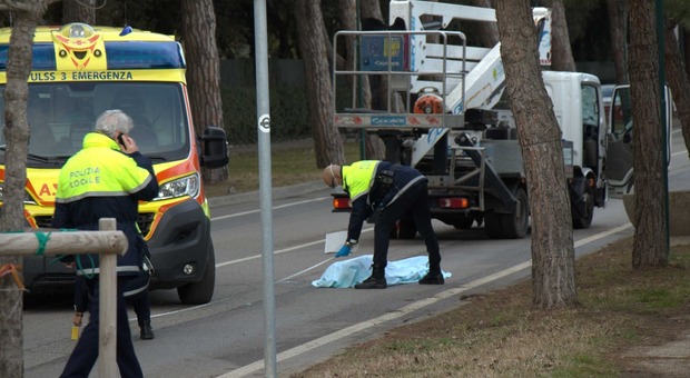 Incidente mortale davanti al Des Bains: travolto e ucciso dal furgoncino di una coop