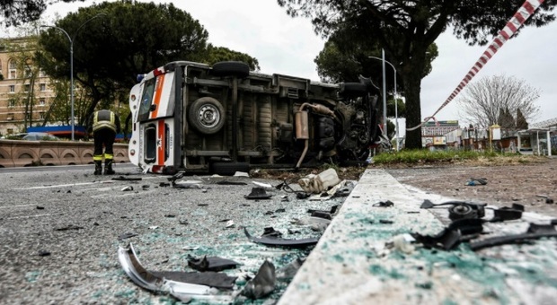 Roma, incidente auto-ambulanza sulla Colombo: il mezzo di soccorso si ribalta, trasportava bimbo in ospedale per una terapia. Feriti in 4