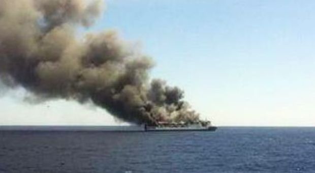 La nave Sorrento in fiamme a Palma di Maiorca