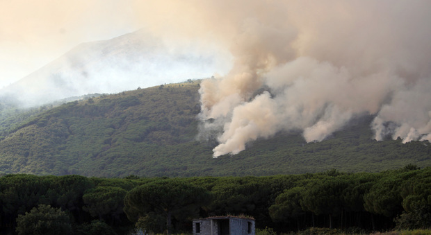 Incendi, parte la sorveglianza h24 nel territorio del Vesuvio