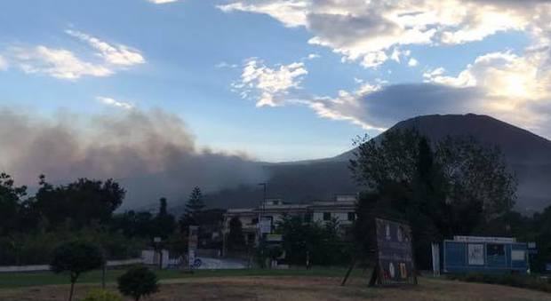 Vesuvio, un altro incendio. Il vicesindaco: "Case avacuate, fiamme a ridosso"