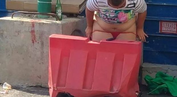 Napoli choc, donna fa bisogni in strada: «Mancano i servizi igienici pubblici, non ha colpa»