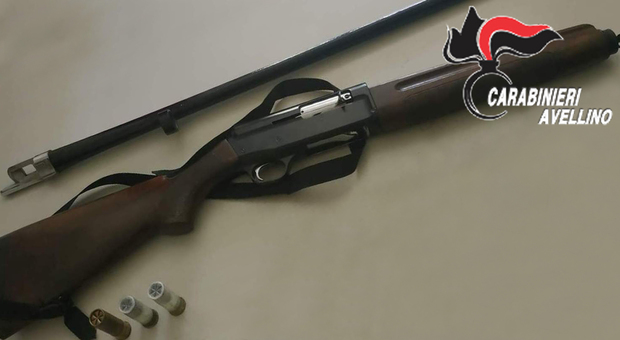 A caccia con fucile clandestino e senza licenza: arrestato 52enne
