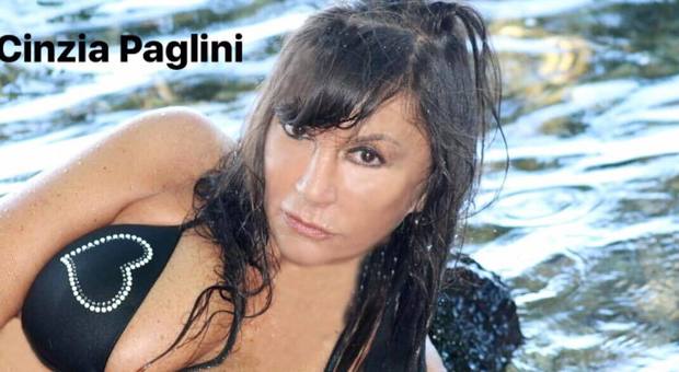 Cinzia Paglini, la cantante scomparsa da venerdì. Aveva denunciato il suo stalker, a Barbara D'Urso ha detto: «Ho pensato al suicidio»