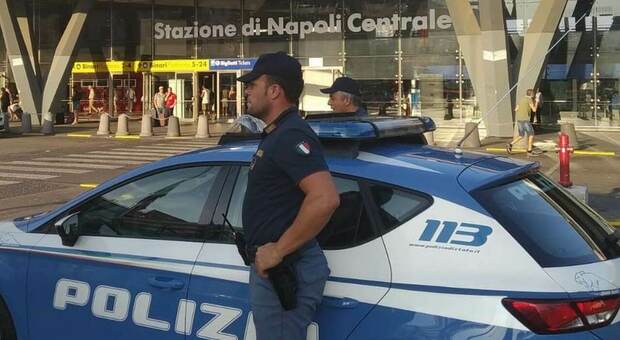 Polizia alla stazione Napoli Centrale
