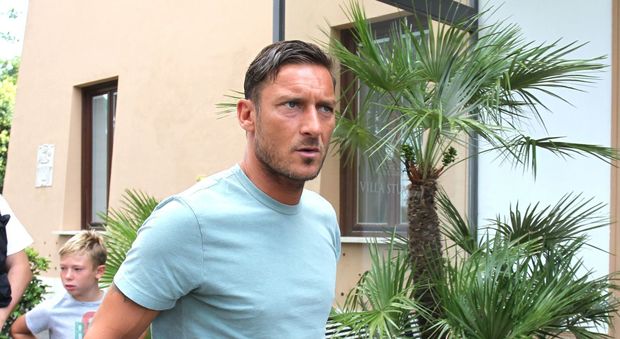 Roma, esami per Totti a Villa Stuart: caviglia ok. Ruediger ad Amburgo per test al ginocchio