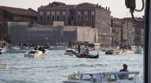 Venezia, la città senza auto ma dove lo smog è il veleno che soffoca i canali