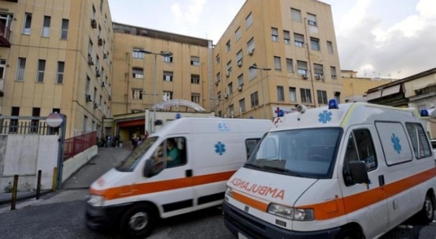 Sequestro ambulanza a Napoli, i medici chiedono aiuto: «Esercito nel pronto soccorso». De Magistris: tutelare il 118