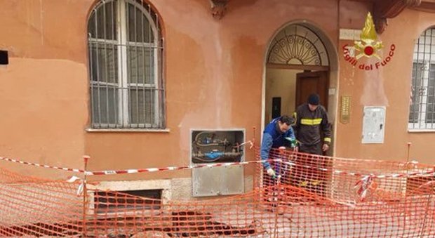 Roma, voragine vicino al Colosseo: evacuato un palazzo di quattro piani