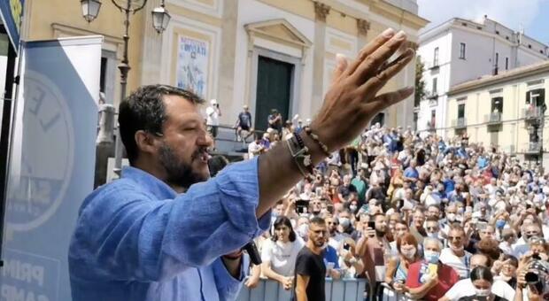 Salvini contestato a Cava de' Tirreni: lancio di oggetti anche contro la polizia