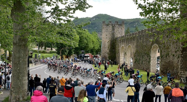 Giro d'Italia nel Reatino, in tanti sulle strade ad applaudire i big del ciclismo. Foto