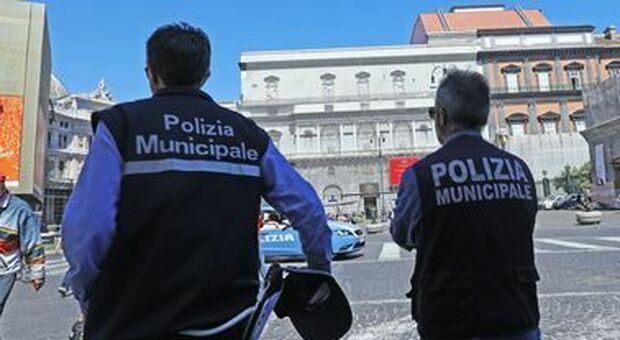 Napoli, si finge maresciallo della guardia di finanza per non pagare la multa: denunciato 50enne