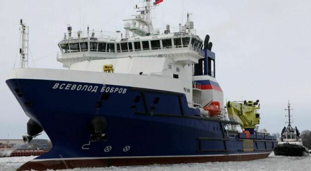 Nave russa Bobrov colpita dalle forze ucraine: in fiamme nel Mar Nero a largo dell'Isola dei Serpenti