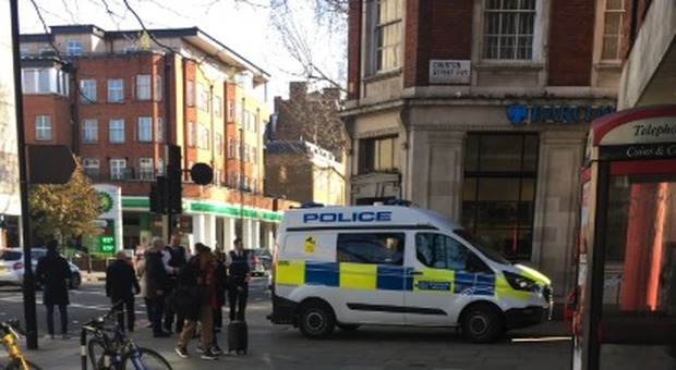 Rapina in banca in centro: «Aveva una pistola». Caccia all'uomo a Londra