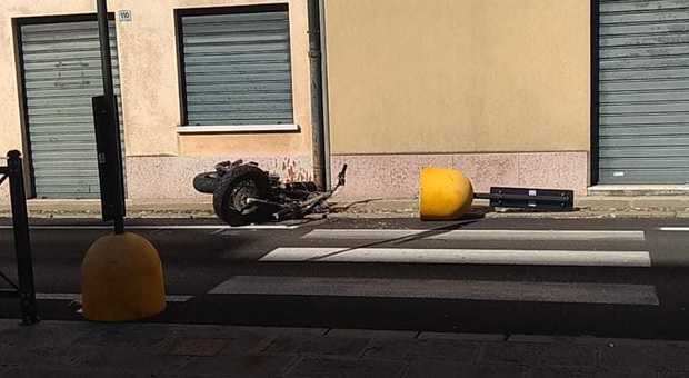 Incidente oggi a Cittadella. Botto micidiale in moto contro lo spartitraffico in cemento: morto un 34enne