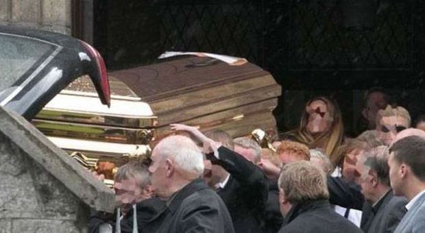 Una bara d'oro per seppellire il boss ucciso: scandalo e polemiche al funerale