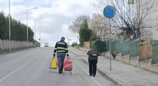 Il poliziotto aiuta la vecchina a trasportare il carrello della spesa, la foto che commuove il web