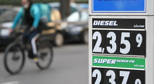 La benzina si infiamma, carburanti alle stelle: diesel sopra i 2 euro. I gestori: «Intervenire sulle accise»