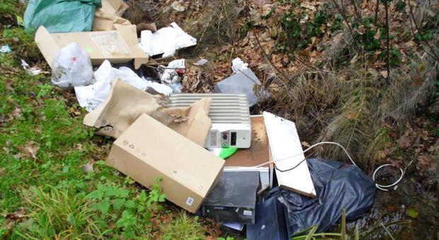 Ricetta medica nei rifiuti abbandonati: 400 euro di multa all'ecofurba