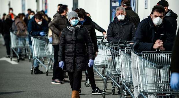 Coronavirus a Napoli, arriva la stretta sui supermarket: orari sfalsati, chiusure e più spesa a domicilio