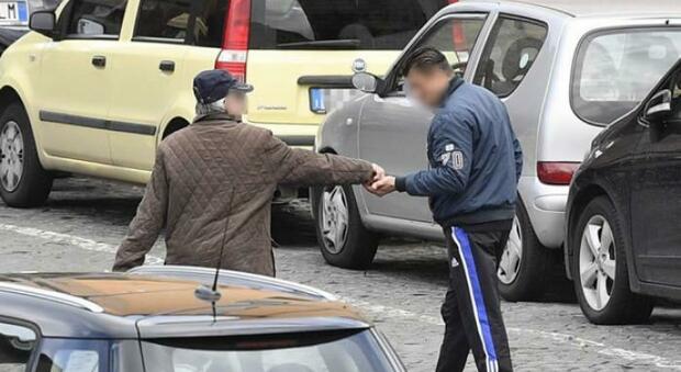 Covid a Napoli: senza licenza e senza mascherina, parcheggiatore denunciato dalla polizia