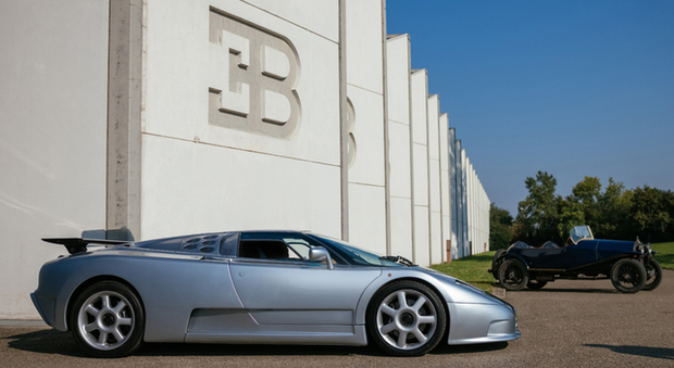 La EB110 davanti allo storico stabilimento Bugatti a Campogalliano