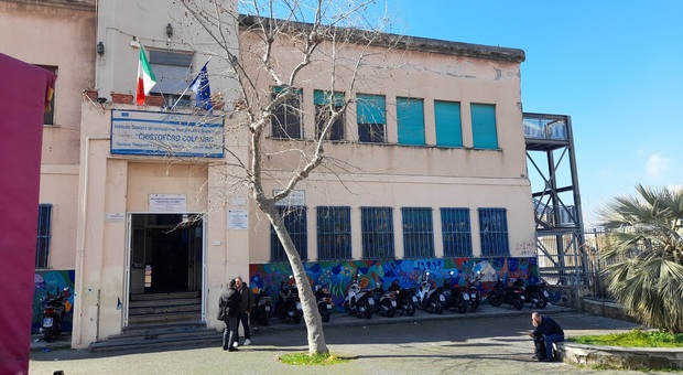 Napoli, nelle scuole è già caos: «Per i precari sarà un'odissea»