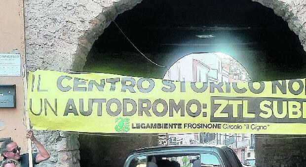 Centro storico di Frosinone nella morsa del traffico (dei non residenti), 166 auto in un'ora: «Basta, subito la Ztl»