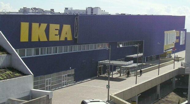 Ikea, sconti e mobili a metà prezzo perché lo store chiude per lavori: ressa a Porta di Roma