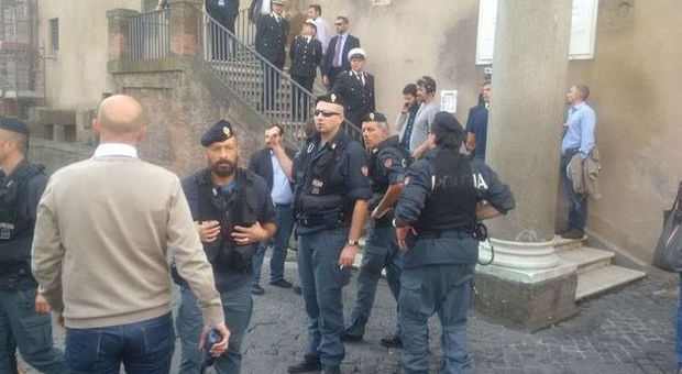 Roma, Campidoglio blindato in attesa giunta: giornalisti «tutti dietro le transenne»