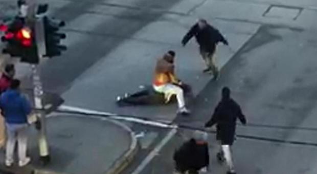 Milano choc: uomo accoltellato in strada davanti ai passanti terrorizzati