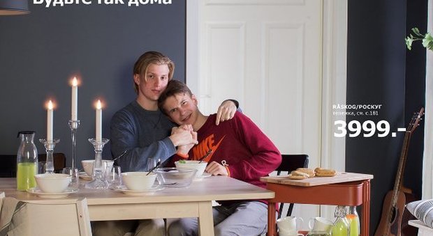 Ikea, due ragazzi abbracciati nella foto del catalogo: esplode la rabbia degli ultraortodossi