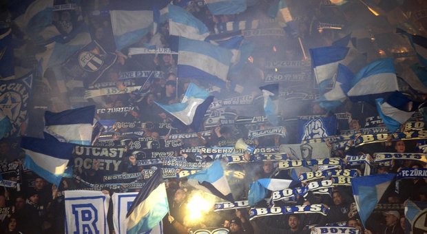 Napoli, tentata aggressione ai tifosi dello Zurigo: lacrimogeni e caos