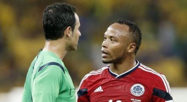 Brasiliani infuriati: «Squalifica per Zuniga dopo la ginocchiata a Neymar»