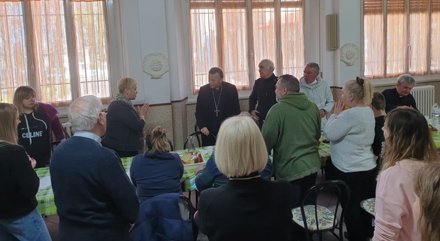 Il vescovo Armando Trasarti con i profughi dell'Ucraina
