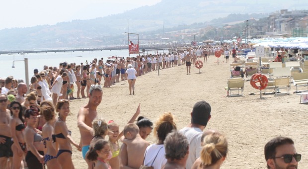Migliaia in spiaggia per la catena umana «Noi diciamo no al muro anti-rumore»