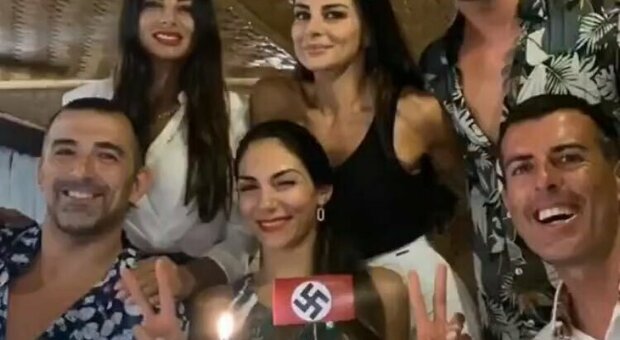 Serena Enardu, foto con svastica nazista sulla torta per una festa di compleanno. Poi le scuse